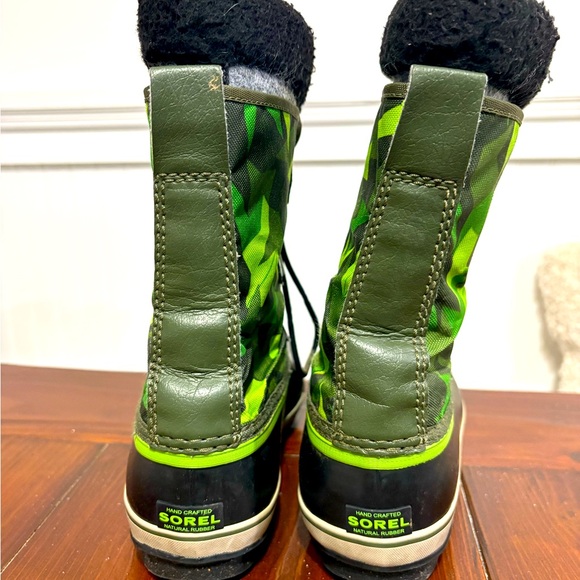 Kids size 5 Sorel Camouflage Green and Black Waterproof Boots - Picture 5 of 6